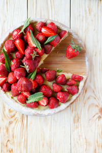 芳酸与成熟的草莓，顶视图