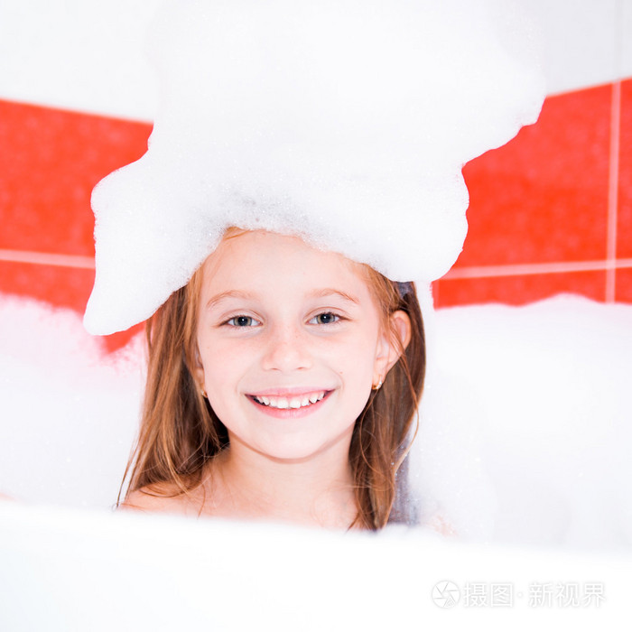 微笑着可爱的女孩在洗澡