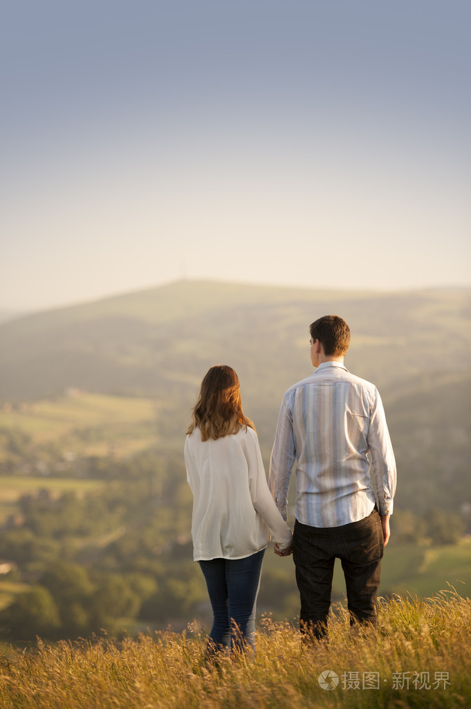 对年轻夫妇在美丽的风景照片-正版商用图片1cp8xh-摄图新视界