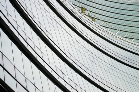 现代绿色玻璃摩天大楼全景视图