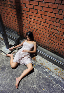 在巷子里死了的女孩照片
