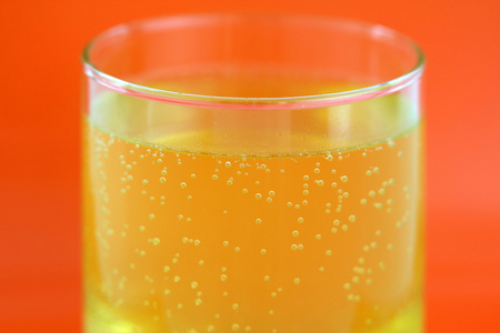 一杯橙味的钙泡腾片图片