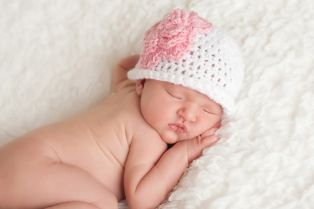 新生女婴带钩的帽子