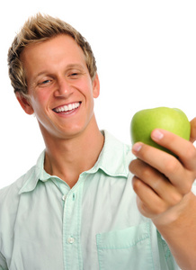 英俊的年轻男子抓着个苹果