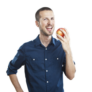 性格开朗美丽的男人吃苹果，孤立在白色背景