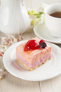 美丽的粉红莓果糕点 茶的小蛋糕