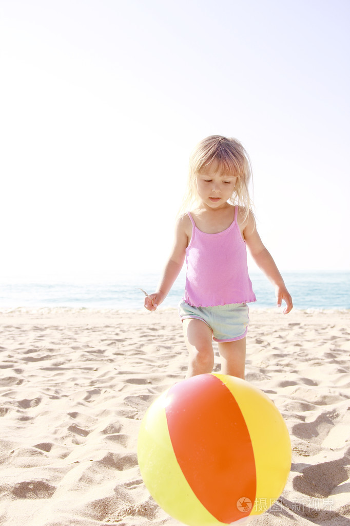 在海边玩的小女孩