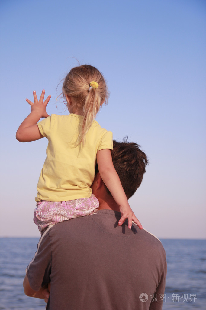 父亲和女儿在海边