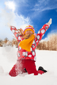 小女孩抛雪