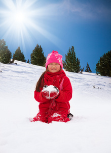 女孩很高兴地玩雪