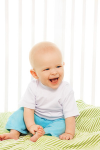 在他的婴儿床中的婴儿笑