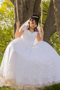 漂亮的新娘坐在白色婚纱的肖像图片