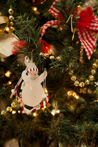 挂在一棵圣诞树上的雪人