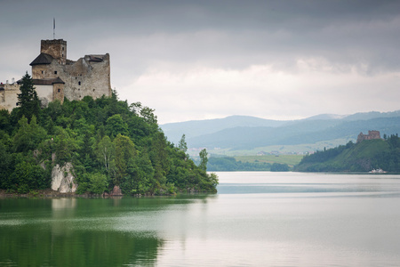 中世纪 niedzica 城堡在 czorsztyn 湖