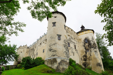 中世纪 niedzica 城堡在 czorsztyn 湖