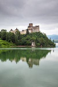 中世纪 niedzica 城堡在 czorsztyn 湖