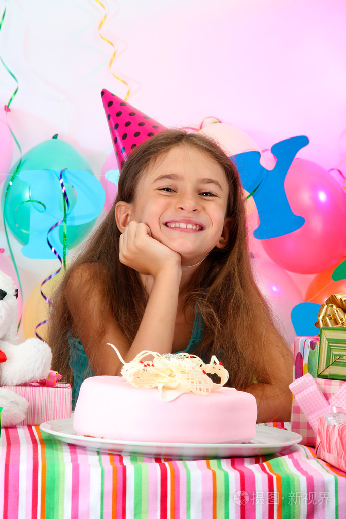 小美丽的女孩庆祝她的生日