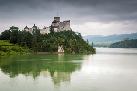 中世纪 niedzica 城堡在 czorsztyn 湖