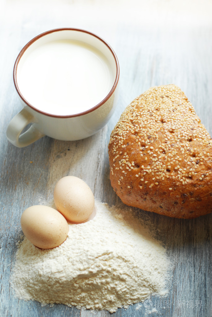 牛奶面包鸡蛋面粉和小麦的老式的木制背景