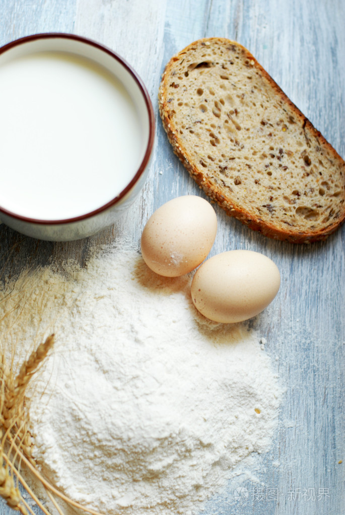 牛奶, 面包, 鸡蛋, 面粉和小麦的老式的木制背景