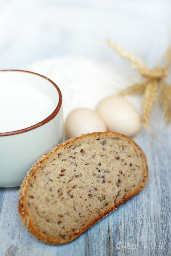 牛奶, 面包, 鸡蛋, 面粉和小麦的老式的木制背景