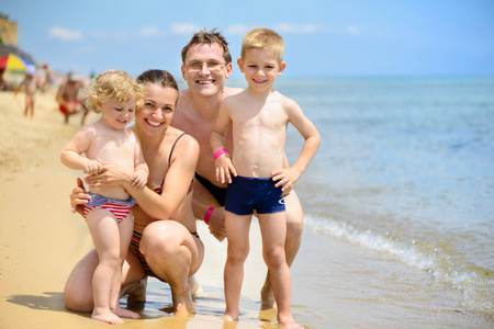 幸福的白种人家庭在海洋海滩