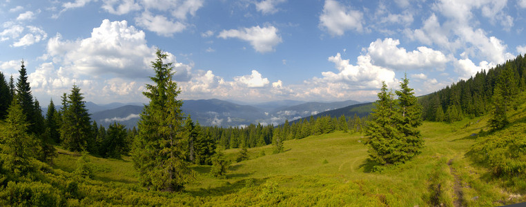 晴朗的天气里山风景