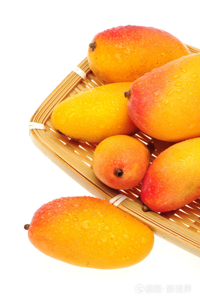 在白色背景上的芒果