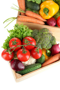 新鲜蔬菜在木箱内，在白色背景上