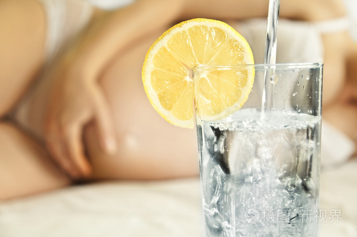 杯水给一个怀孕的女人