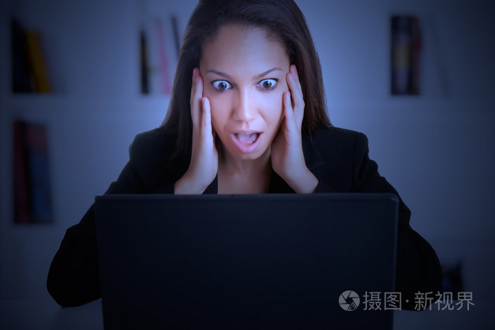 看着一台电脑显示器在慌乱中的女人