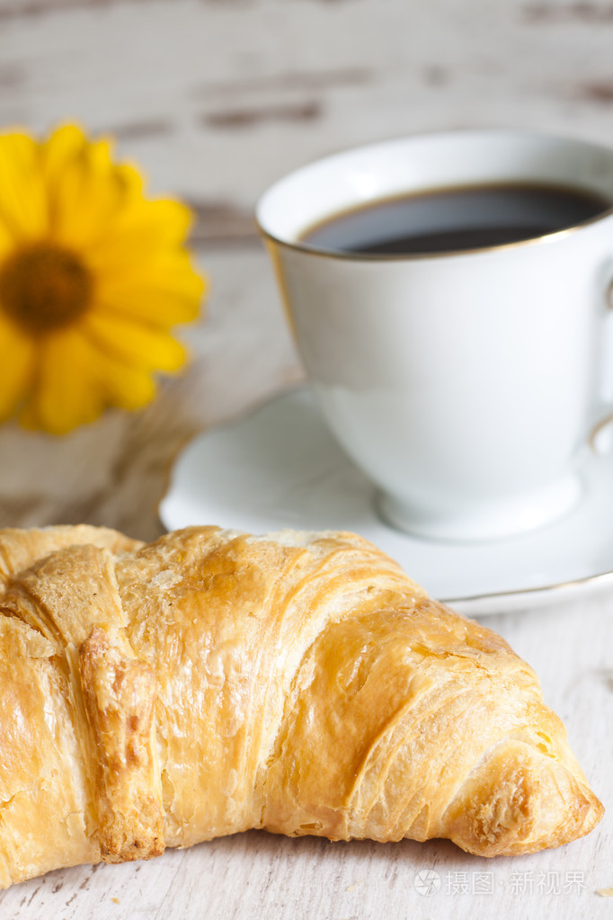 羊角面包和咖啡在早上特写