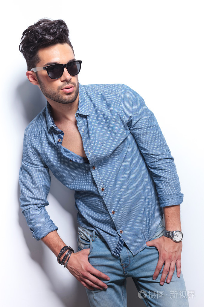 戴墨镜的休闲男人看起来远