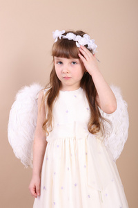 年轻漂亮的姑娘与白色天使的翅膀