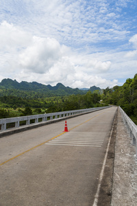 长的桥梁跨河入山