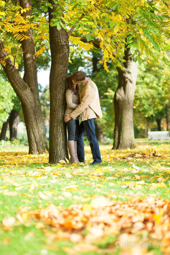 秋天一天在公园接吻的情侣