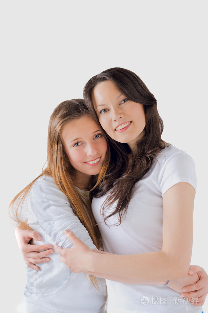 两个女孩拥抱