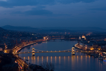 在泛光灯在匈牙利首都布达佩斯的链桥