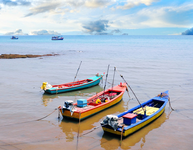 小渔船在海滩上照片