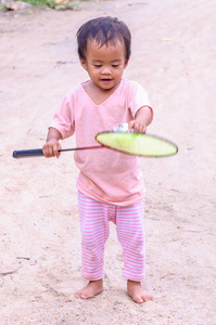 宝贝女儿玩着球拍