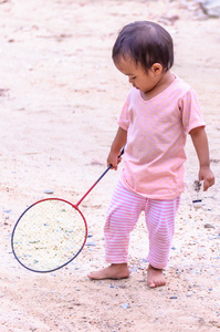 宝贝女儿玩着球拍