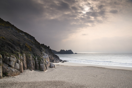 在英国康沃尔郡日落之前 porthcurno 黄色沙滩