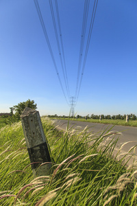 道路和高压电线杆