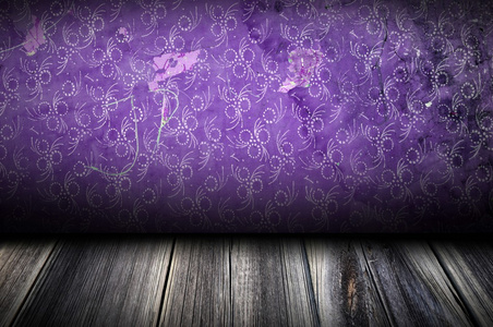 黑暗的房间与紫色墙用上它有用作为纹理或背景图案