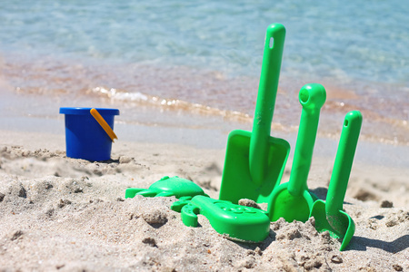 儿童沙滩玩具在海边沙滩上