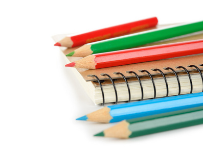 彩色的铅笔和笔记本