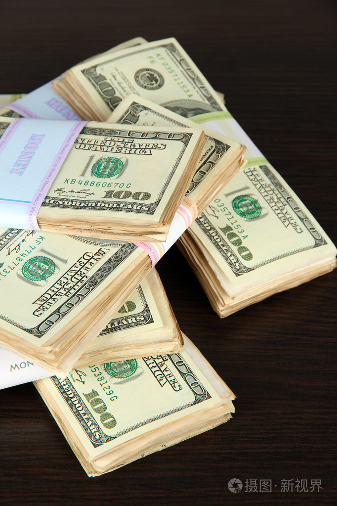 成堆的木桌上的钱