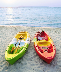 在海滩上独木舟图片