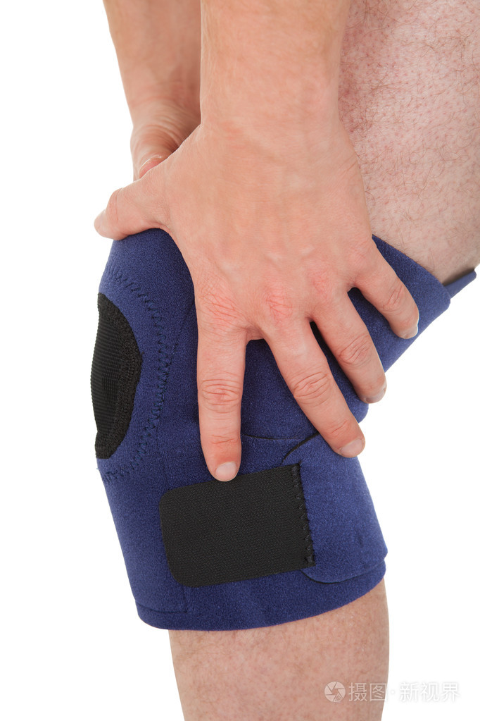 男子戴着护膝的特写