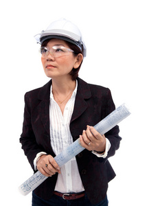 女建筑师戴着安全头盔和安全眼镜